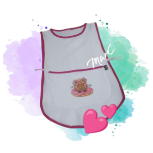 Delantal infantil gris con detalles en rosa y estampado tierno