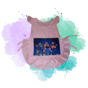 Vestido rosa con estampado moderno y detalles con volantes